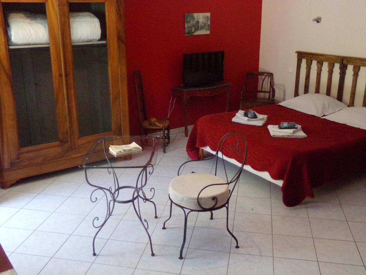 Chambres et table d'hôtes, maisonnettes individuelles dans propriété privée Vézinnes Exterior foto