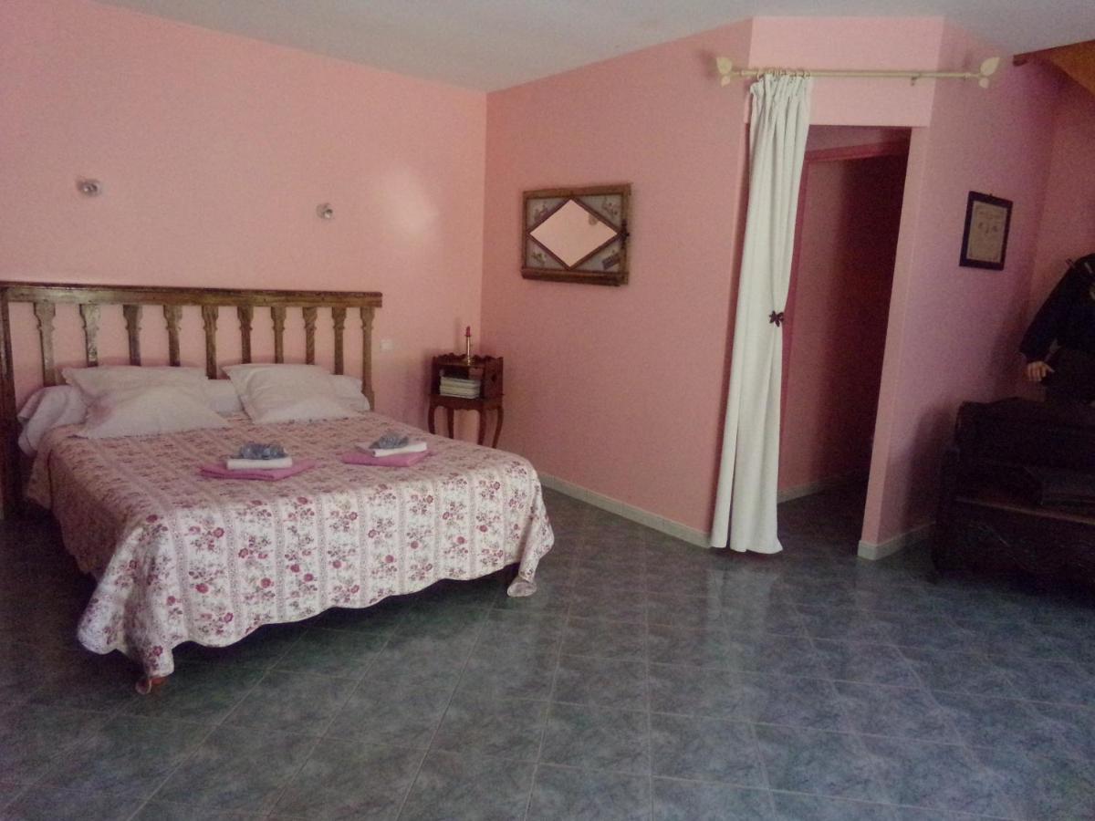 Chambres et table d'hôtes, maisonnettes individuelles dans propriété privée Vézinnes Exterior foto