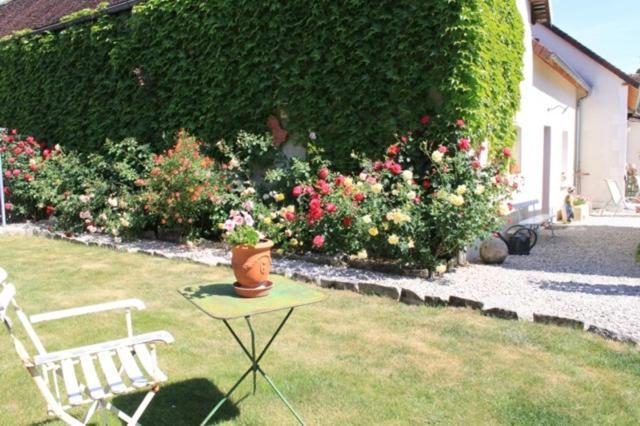 Chambres et table d'hôtes, maisonnettes individuelles dans propriété privée Vézinnes Exterior foto